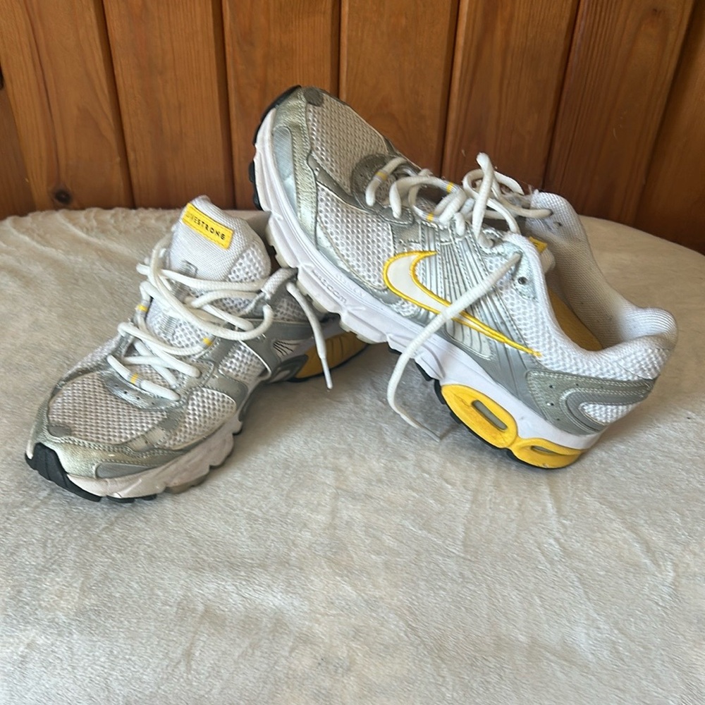 Nike Air Zoom Livestrong Women’s Size 8 Running Shoe SKU 370573-111